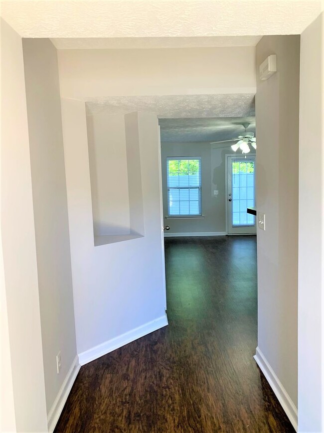 Building Photo - Two bedroom townhome for rent!