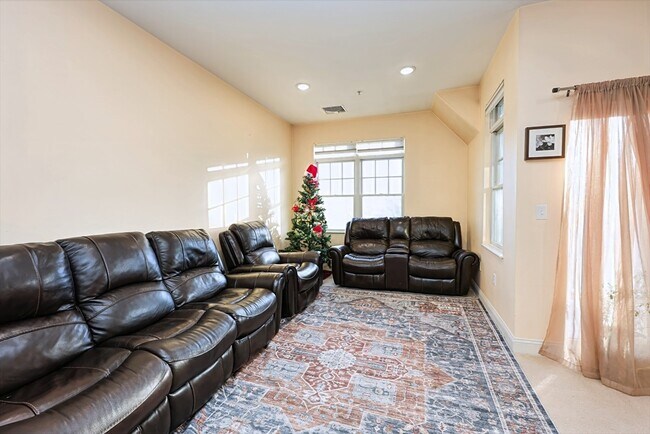 Building Photo - 614 Pond St