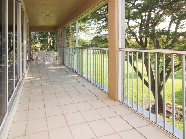 Building Photo - 11877 Pebblewood Dr