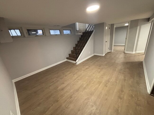 Building Photo - 5 Bedroom Home