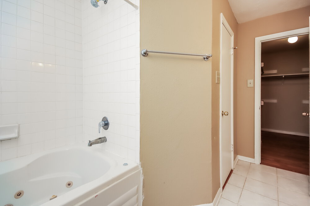 Building Photo - 16530 Quail Park Dr