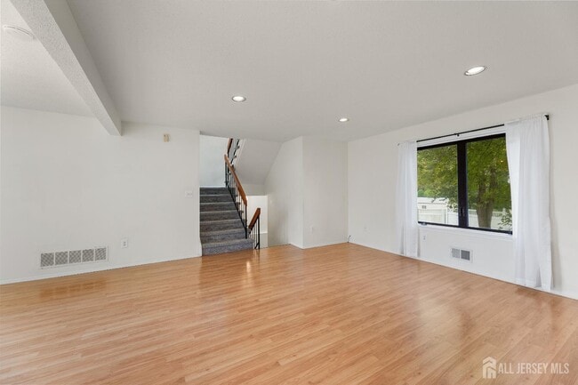 Building Photo - 65 Diamond Ln