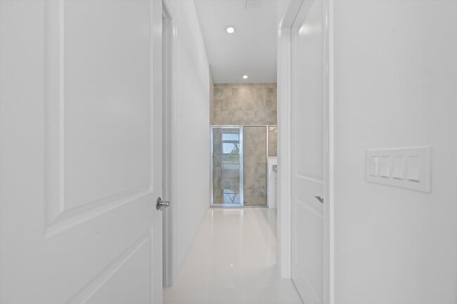 Building Photo - 4823 St Armands Way