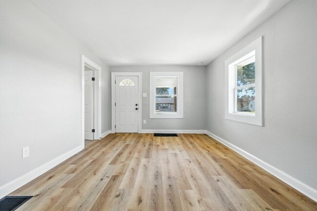 Building Photo - 2526 Caroline Ave