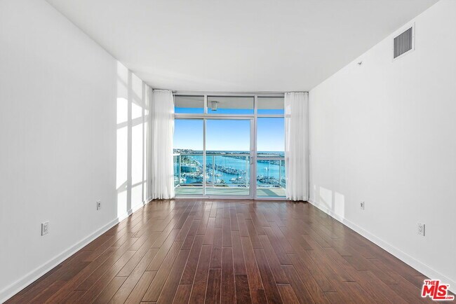 Building Photo - 13700 Marina Pointe Dr