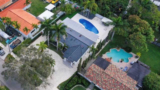 Building Photo - 2020 Alamanda Dr