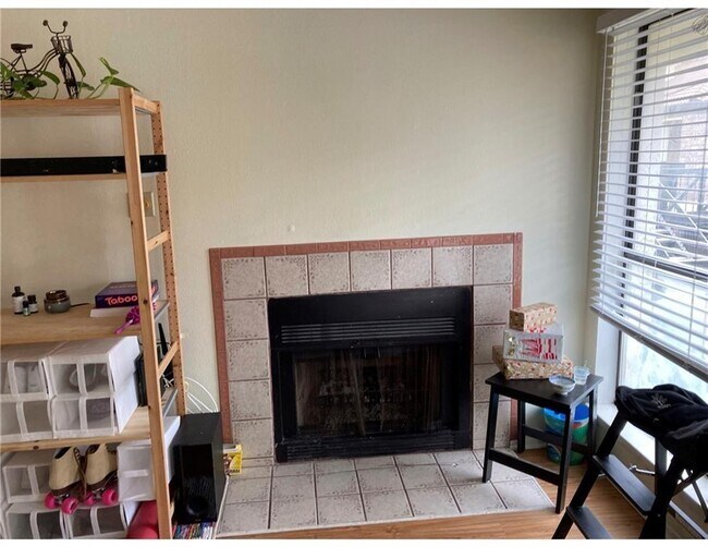 Building Photo - 806 W 24th St