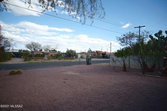 Building Photo - 919 N Catalina Ave