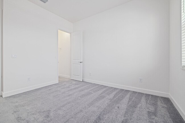 Building Photo - Luxurious gated community 5-Bedroom Rental...