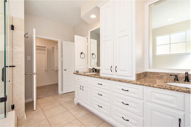 Building Photo - Spacious 2-Story, 5-Bedroom Home with a Pool in The Woodlands