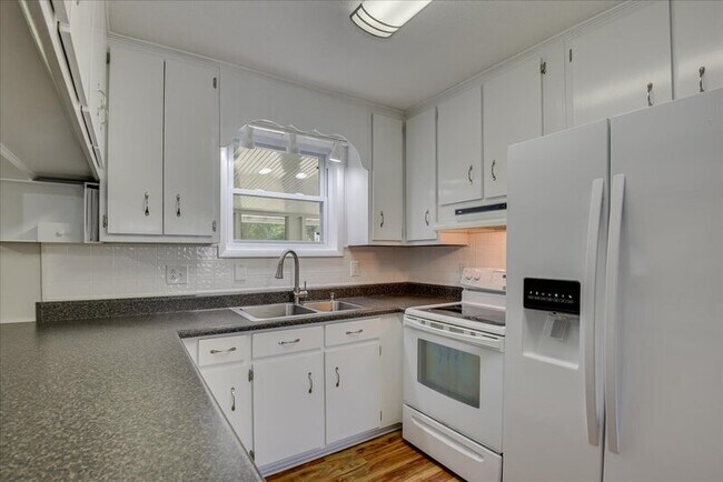 Building Photo - 608 Cedarwood Ct