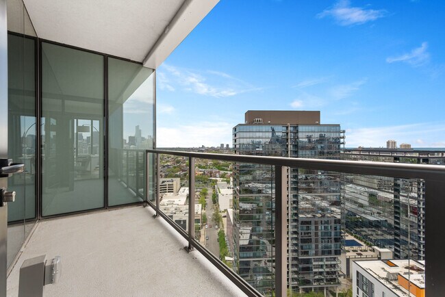 Building Photo - 901 W Blackhawk St