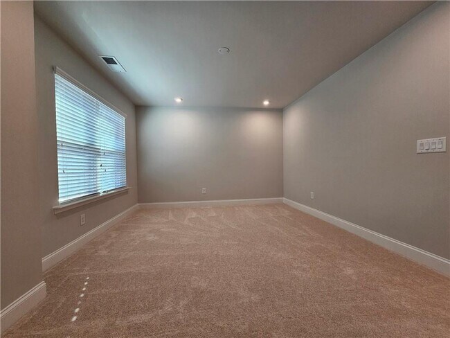 Building Photo - 5030 Sierra Creek Dr NE