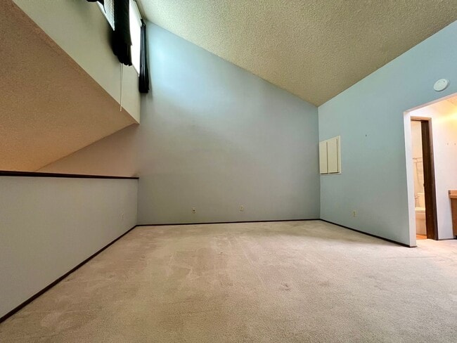 Building Photo - Beautiful 2 Bed, 2 Bath Townhome with Community Pool, Gym & Clubhouse!