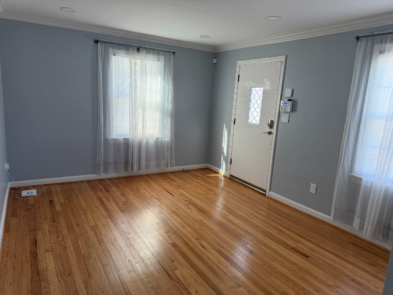 Building Photo - 5209 Mineola Rd