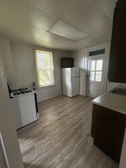 Building Photo - 106 Lynnwood Ave