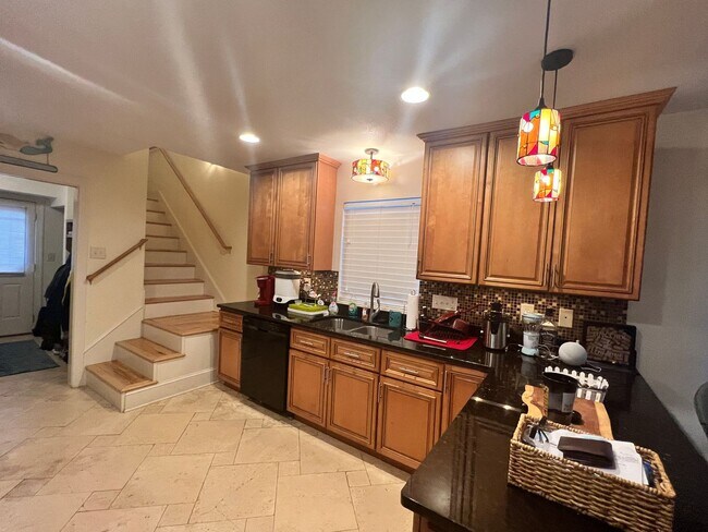 Building Photo - Spacious home with large yard & Detached G...