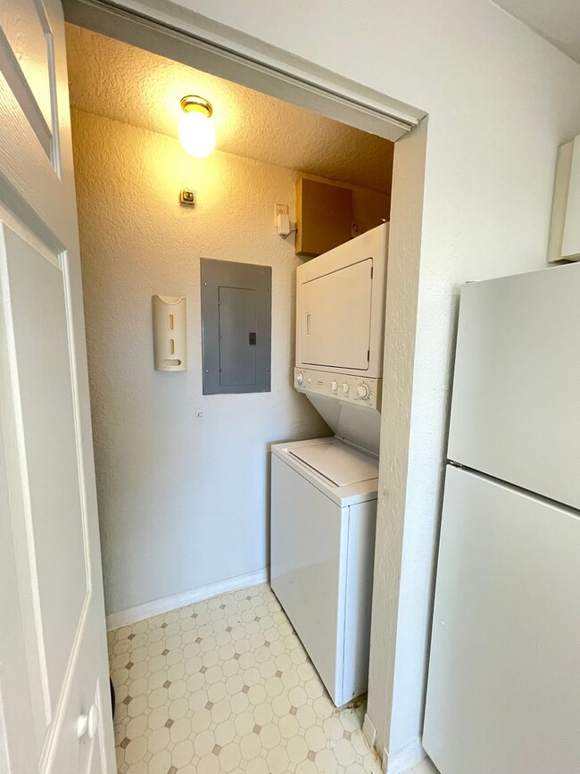 Building Photo - 1 Bedroom / 1 Bath Condo in Gated Community, Available Now!