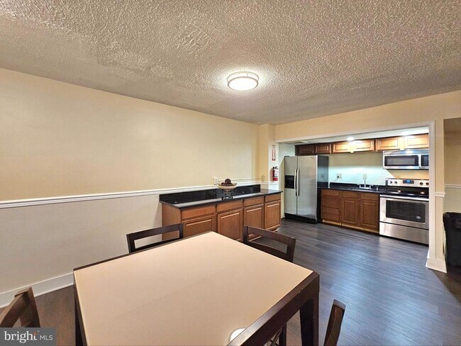 Building Photo - 2059 Huntington Ave