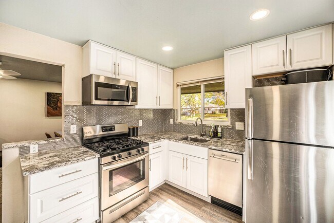 Building Photo - Updated 2 Bed 1 Bath Townhome in Clayton Neighborhood