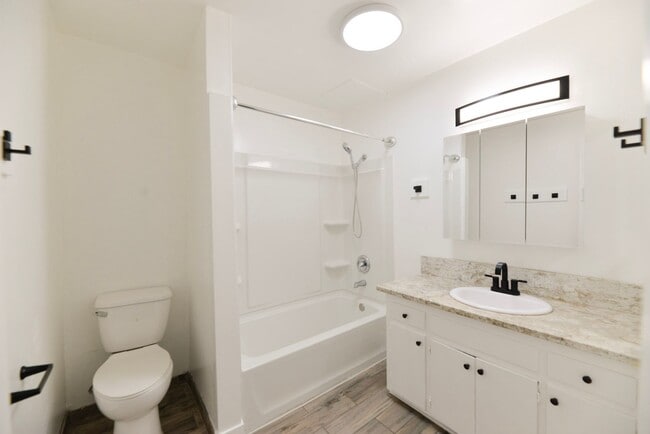 Building Photo - 1202 Buena Vista