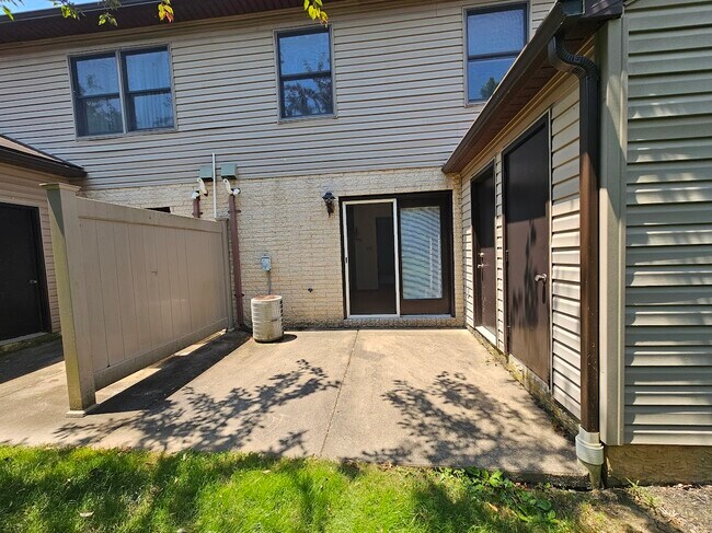 Building Photo - 915 Southgate Dr
