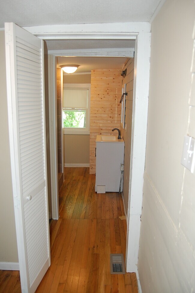Building Photo - 209 N 6th St