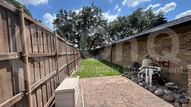Building Photo - 3701 Leathertop Dr