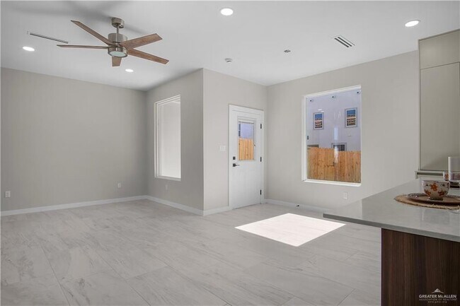 Building Photo - 2204 Corales St