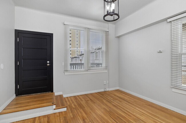 Building Photo - Great Hillcrest Studio