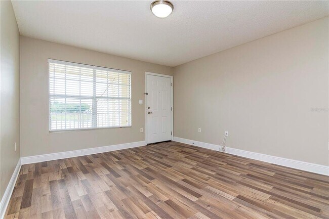 Building Photo - 203 Lake Parsons Green
