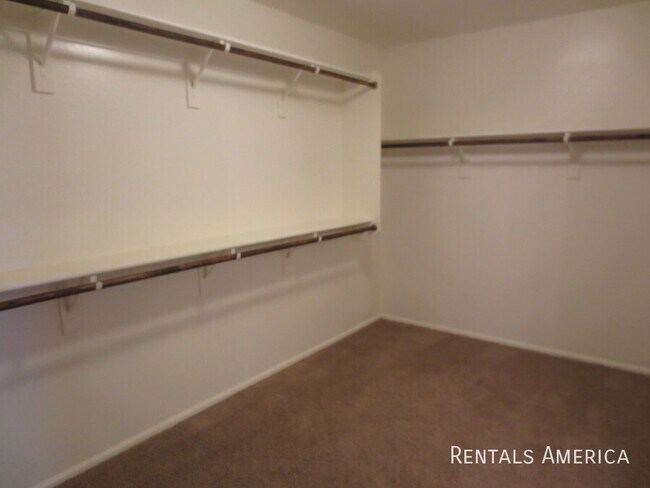 Building Photo - 890 E Doral Ct