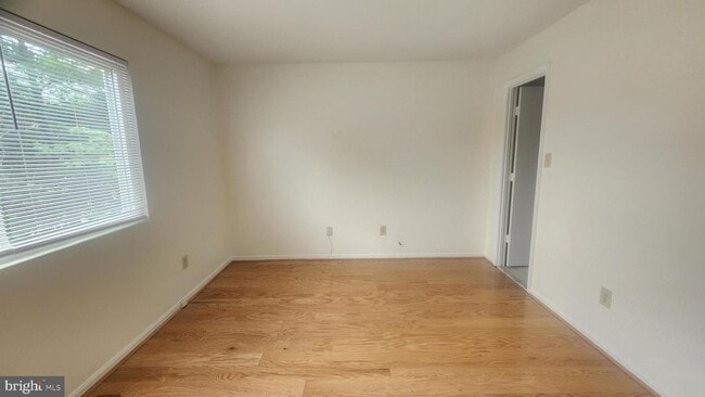 Building Photo - Arlington Townhouse With Attached Garage!