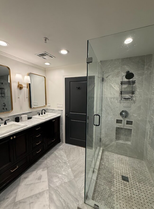 Building Photo - Newly Renovated Condo in the Heart of Downtown