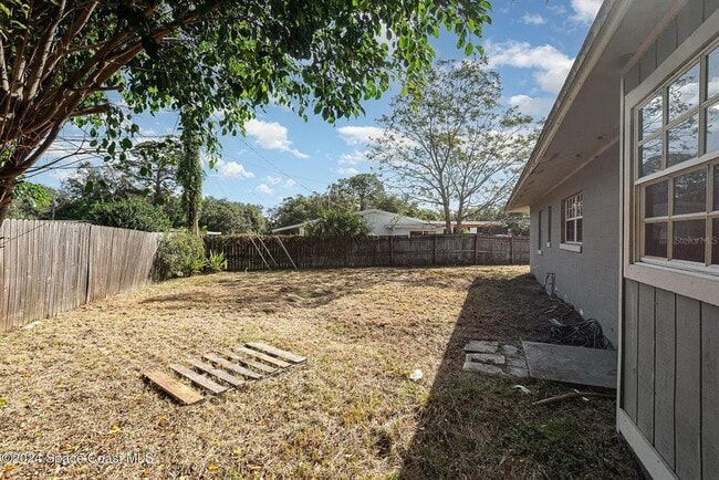 Building Photo - 1885 Golfview Dr