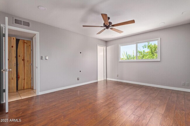 Building Photo - 1640 E La Jolla Dr