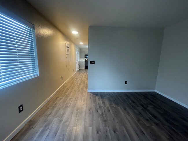 Building Photo - Now renting 2 bedroom Townhome:  to view t...