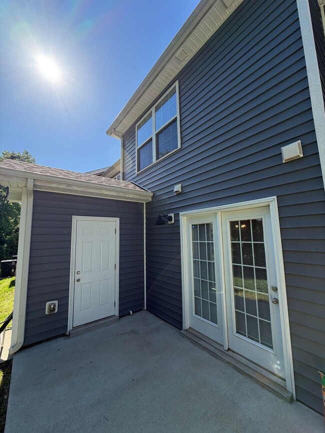 Building Photo - The Stowe Court Pet Friendly Condo for rent!