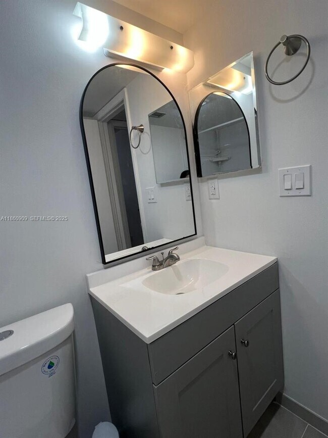 Building Photo - 1811 Sabal Palm Dr