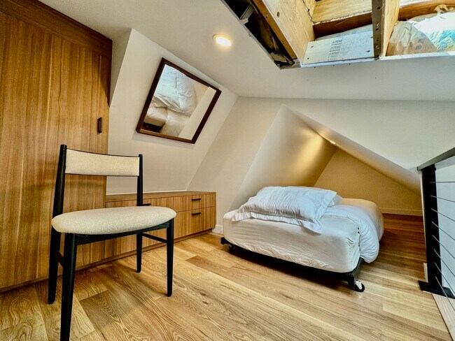 Building Photo - 910 W Hallam St