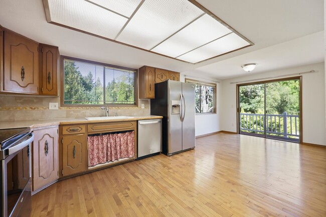 Building Photo - Hard to find 5 bedroom home in Tamoshan ne...