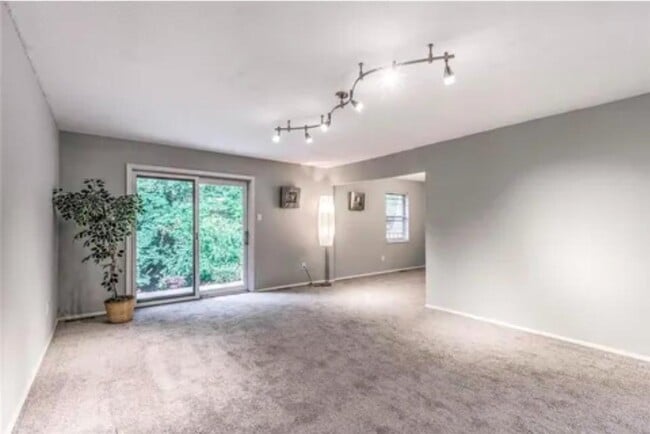 Building Photo - 252 Glandore Dr