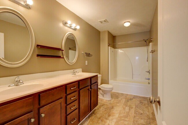 Building Photo - Well-maintained two-story home located in Arthur’s Court.