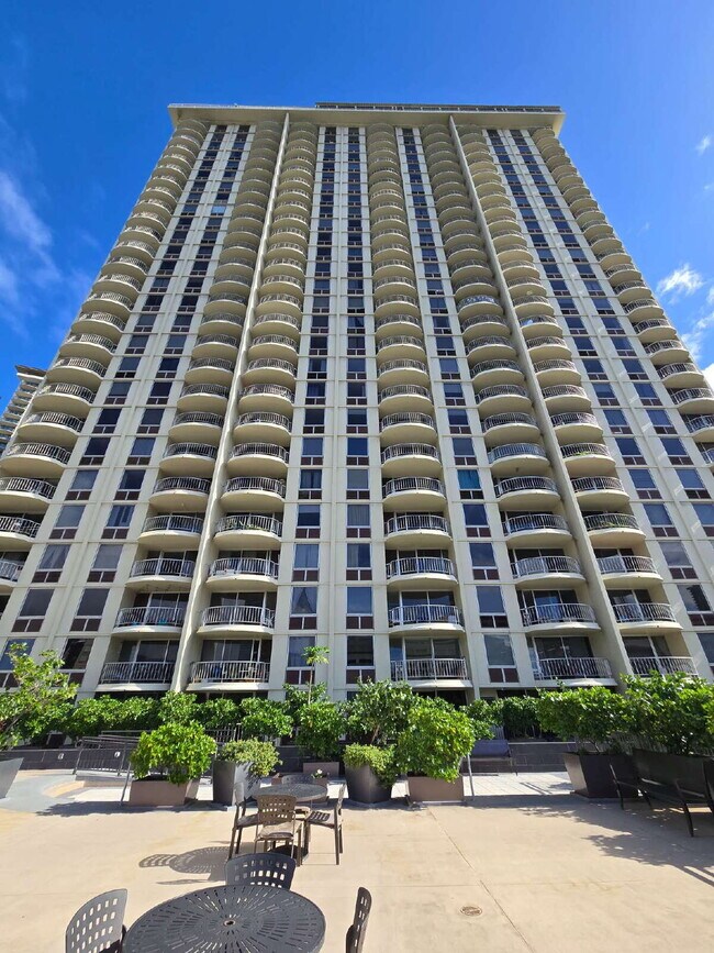 Building Photo - Fully Furnished Executive Condo Rental 2br/2ba/1pkg - Waikiki