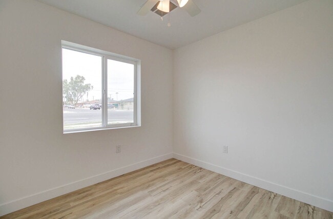 Building Photo - 2539 N 39th Ave