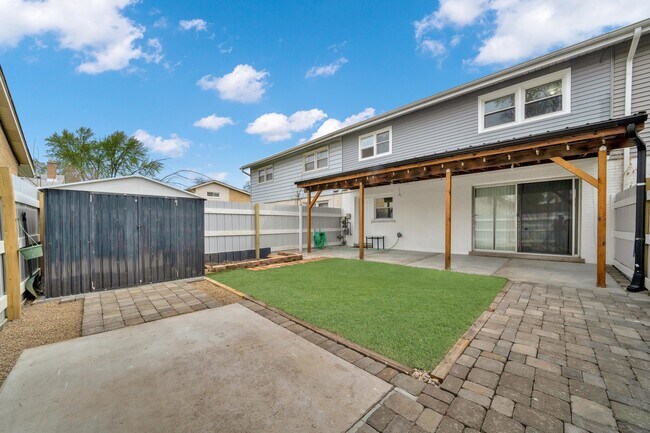 Building Photo - 8820 Robin Dr