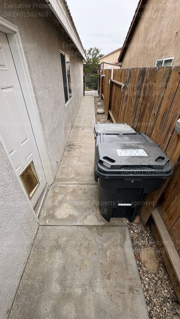 Building Photo - Spacious 4 bedroom 2 bathroom home located in the Ashton Falls community *Move In Special*