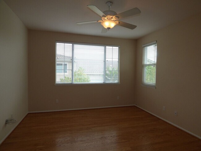 Building Photo - Spacious Townhouse located in Poinsettia Heights