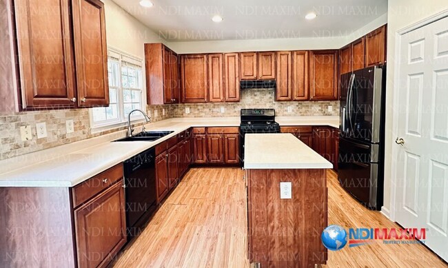 Building Photo - Nice house overlooking pool and playground in Duluth