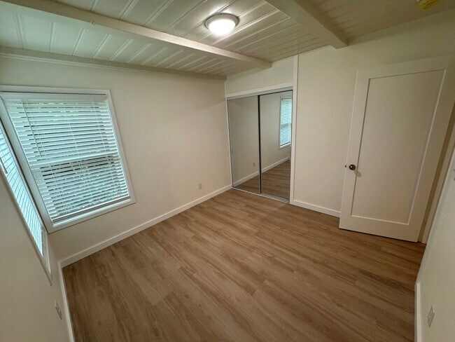 Building Photo - 2+1 Quaint Midtown Ventura Home